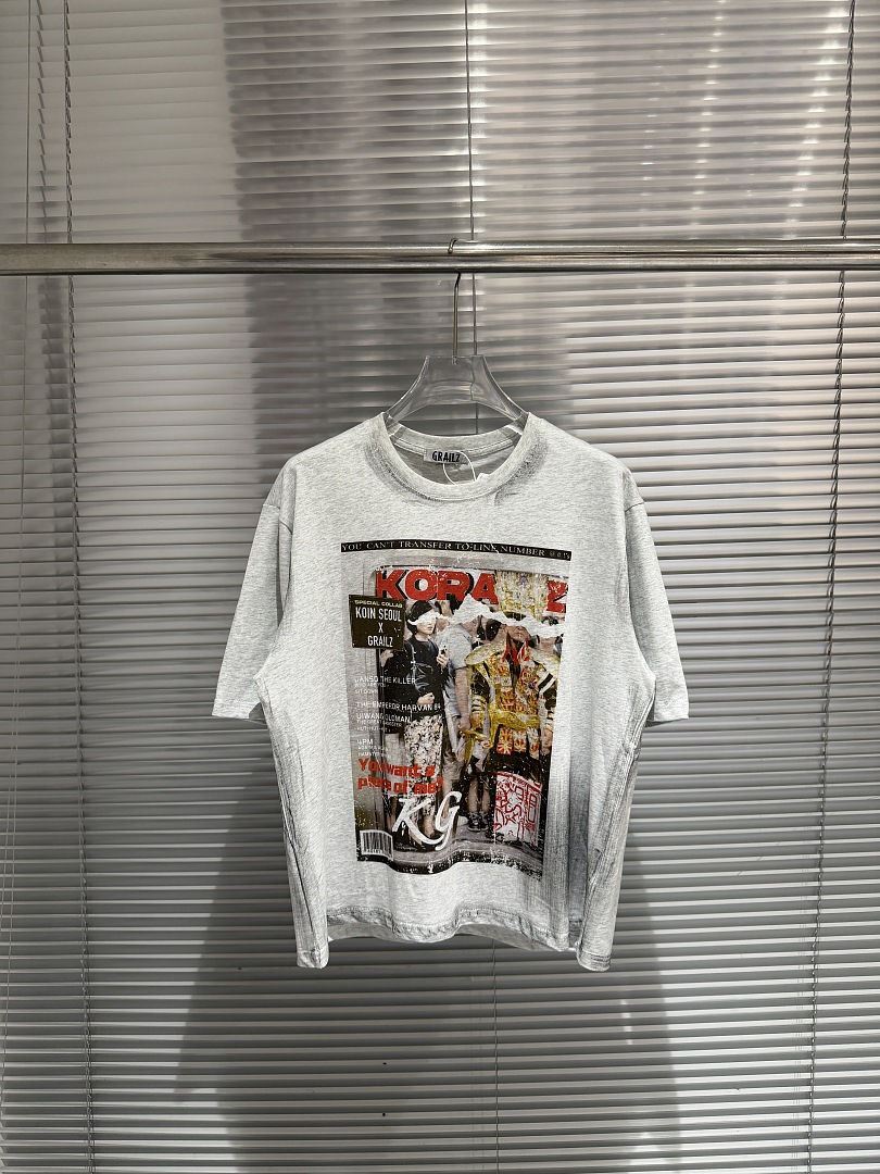 Street Fashion Poster - เสื้อยืดพิมพ์ลายวินเทจสไตล์สตรีทแวร์ แขนสั้นทรงโอเวอร์ไซส์ ลุคย้อนยุคแบบทำสีซีดขาดๆ ลายโปสเตอร์นิตยสารแฟชั่นฤดูร้อนปี 2026
